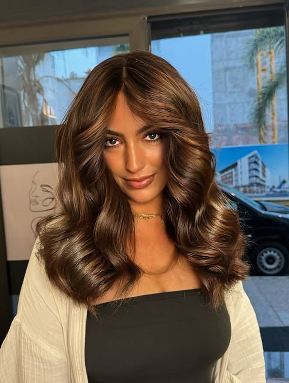 Une cliente de Casa de Chicas devant le salon, rue Oued Rabie