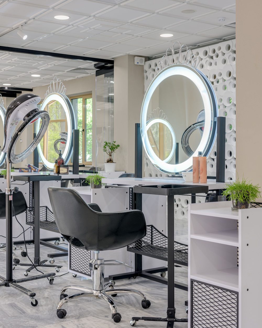 Les fauteuils et les miroirs du salon